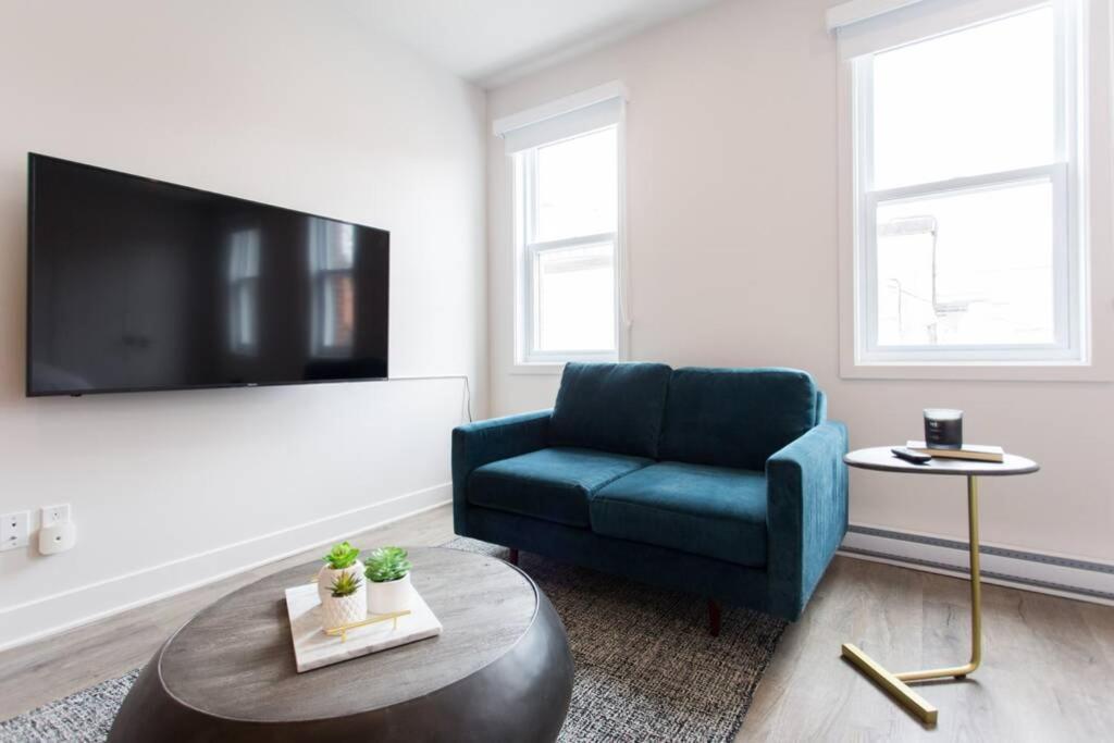 Live Like A Local In This Superb Loft By Den Stays Монреал Екстериор снимка